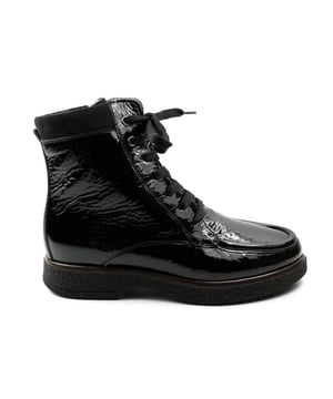 
Dames hoge veterschoen van DL Sport. Casual hoge veterschoen met rits in zwart lakleer. Deze veterschoen heeft een uitneembaar voetbed. Materiaal: lakleer. Voering: leer. Kleur: zwart. Zool: rubber. Hakhoogte: ca 5 cm.