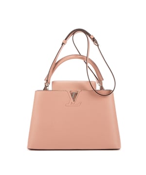 Louis Vuitton Tassen Capucines MM Handtas in de Beige Kalfsleer in de Gouden Messing  hardware. Het product is in In Perfecte Staat (AA).
  Afmetingen: 0x0x0 cm 
  Inclusief accessoires: None
  
  BrandCo Paris vindt zeldzame artikelen in de beste staat voor ongelooflijke prijzen. Het is de moeite waard om geduldig te zijn! Koop met vertrouwen: alle artikelen van BrandCo Paris worden zorgvuldig geselecteerd en geverifieerd door ons team van experts.

  Alle artikelen worden geleverd met een certificaat van echtheid en verpakt door BrandCo Paris.

  Classificatietabel voor de conditie van het artikel:

  N (als nieuw)
  AA (perfecte staat)
  A (uitstekende staat)
  AB (zeer goede staat)
  B (goede/redelijke staat)