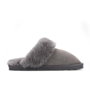 Genießen Sie diesen Winter Luxus mit unseren Damen-Pantoffeln aus echtem Schaffell und luxuriösem Wildleder. Diese Hausschuhe sind handgefertigt aus hochwertigem Schaffell und mit wunderschönem, handgeschliffenem Wildleder veredelt. Sie vereinen Wärme, Stil und ganztägigen Tragekomfort. Sie wurden entwickelt, um Ihre Füße warm zu halten, ohne zu überhitzen, und sind perfekt für gemütliche Abende, entspannte Morgen und alles dazwischen. Stellen Sie sich vor, Sie schlüpfen nach einem langen Tag in weiches, wolkengleiches Schaffell und spüren die sanfte Wärme um Ihre Zehen, während das handgeschliffene Wildleder das Licht einfängt. Ob Sie es sich mit einem guten Buch gemütlich machen, ein entspanntes Sonntagsfrühstück genießen oder an einem frostigen Morgen durchs Haus schlendern, diese Damen-Pantoffeln aus echtem Schaffell und luxuriösem Wildleder machen jeden Schritt zu einem Moment voller Komfort und Stil. Eigenschaften und Vorteile: Hochwertiges echtes Schaffell – Obermaterial und Innensohle komplett aus weichem, natürlichem Schaffell für unübertroffene Wärme und Tragekomfort. Elegantes rosa Wildleder-Finish – Die handgeschliffene Außenseite sorgt für ein luxuriöses Aussehen und Tragegefühl. Wintertaugliche Wärme – Natürliches Schaffell hält die Füße warm und lässt sie atmen. Verstärkte Ferse – Zusätzliche Haltbarkeit und Unterstützung für langes Tragen. Rutschfeste Gummisohle – Sorgt für Stabilität und Halt auf Innenflächen. Natürliche Dämpfung – Passt sich Ihren Füßen an und verhindert kalte Stellen, die bei synthetischen Hausschuhen auftreten. Handgefertigte Qualität – Sorgfältig hergestellt für Komfort und zeitlosen Stil. Einfach anzuziehendes Pantoletten-Design – Perfekt für schnelles, bequemes Tragen zu Hause. Warum Schaffell? Anders als synthetische Materialien bietet Schaffell eine natürliche Temperaturregulierung, Feuchtigkeitskontrolle und weiche Dämpfung – so bleiben Ihre Füße den ganzen Winter lang warm, trocken und verwöhnt.