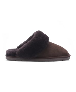 Genießen Sie diesen Winter Luxus mit unseren Damen-Pantoffeln aus echtem Schaffell und luxuriösem Wildleder. Diese Hausschuhe sind handgefertigt aus hochwertigem Schaffell und mit wunderschönem, handgeschliffenem Wildleder veredelt. Sie vereinen Wärme, Stil und ganztägigen Tragekomfort. Sie wurden entwickelt, um Ihre Füße warm zu halten, ohne zu überhitzen, und sind perfekt für gemütliche Abende, entspannte Morgen und alles dazwischen. Stellen Sie sich vor, Sie schlüpfen nach einem langen Tag in weiches, wolkengleiches Schaffell und spüren die sanfte Wärme um Ihre Zehen, während das handgeschliffene Wildleder das Licht einfängt. Ob Sie es sich mit einem guten Buch gemütlich machen, ein entspanntes Sonntagsfrühstück genießen oder an einem frostigen Morgen durchs Haus schlendern, diese Damen-Pantoffeln aus echtem Schaffell und luxuriösem Wildleder machen jeden Schritt zu einem Moment voller Komfort und Stil. Eigenschaften und Vorteile: Hochwertiges echtes Schaffell – Obermaterial und Innensohle komplett aus weichem, natürlichem Schaffell für unübertroffene Wärme und Tragekomfort. Elegantes rosa Wildleder-Finish – Die handgeschliffene Außenseite sorgt für ein luxuriöses Aussehen und Tragegefühl. Wintertaugliche Wärme – Natürliches Schaffell hält die Füße warm und lässt sie atmen. Verstärkte Ferse – Zusätzliche Haltbarkeit und Unterstützung für langes Tragen. Rutschfeste Gummisohle – Sorgt für Stabilität und Halt auf Innenflächen. Natürliche Dämpfung – Passt sich Ihren Füßen an und verhindert kalte Stellen, die bei synthetischen Hausschuhen auftreten. Handgefertigte Qualität – Sorgfältig hergestellt für Komfort und zeitlosen Stil. Einfach anzuziehendes Pantoletten-Design – Perfekt für schnelles, bequemes Tragen zu Hause. Warum Schaffell? Anders als synthetische Materialien bietet Schaffell eine natürliche Temperaturregulierung, Feuchtigkeitskontrolle und weiche Dämpfung – so bleiben Ihre Füße den ganzen Winter lang warm, trocken und verwöhnt.