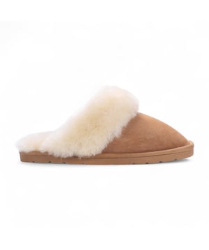 Genießen Sie diesen Winter Luxus mit unseren Damen-Pantoffeln aus echtem Schaffell und luxuriösem Wildleder. Diese Hausschuhe sind handgefertigt aus hochwertigem Schaffell und mit wunderschönem, handgeschliffenem Wildleder veredelt. Sie vereinen Wärme, Stil und ganztägigen Tragekomfort. Sie wurden entwickelt, um Ihre Füße warm zu halten, ohne zu überhitzen, und sind perfekt für gemütliche Abende, entspannte Morgen und alles dazwischen. Stellen Sie sich vor, Sie schlüpfen nach einem langen Tag in weiches, wolkengleiches Schaffell und spüren die sanfte Wärme um Ihre Zehen, während das handgeschliffene Wildleder das Licht einfängt. Ob Sie es sich mit einem guten Buch gemütlich machen, ein entspanntes Sonntagsfrühstück genießen oder an einem frostigen Morgen durchs Haus schlendern, diese Damen-Pantoffeln aus echtem Schaffell und luxuriösem Wildleder machen jeden Schritt zu einem Moment voller Komfort und Stil. Eigenschaften und Vorteile: Hochwertiges echtes Schaffell – Obermaterial und Innensohle komplett aus weichem, natürlichem Schaffell für unübertroffene Wärme und Tragekomfort. Elegantes rosa Wildleder-Finish – Die handgeschliffene Außenseite sorgt für ein luxuriöses Aussehen und Tragegefühl. Wintertaugliche Wärme – Natürliches Schaffell hält die Füße warm und lässt sie atmen. Verstärkte Ferse – Zusätzliche Haltbarkeit und Unterstützung für langes Tragen. Rutschfeste Gummisohle – Sorgt für Stabilität und Halt auf Innenflächen. Natürliche Dämpfung – Passt sich Ihren Füßen an und verhindert kalte Stellen, die bei synthetischen Hausschuhen auftreten. Handgefertigte Qualität – Sorgfältig hergestellt für Komfort und zeitlosen Stil. Einfach anzuziehendes Pantoletten-Design – Perfekt für schnelles, bequemes Tragen zu Hause. Warum Schaffell? Anders als synthetische Materialien bietet Schaffell eine natürliche Temperaturregulierung, Feuchtigkeitskontrolle und weiche Dämpfung – so bleiben Ihre Füße den ganzen Winter lang warm, trocken und verwöhnt.
