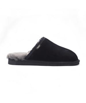 Stap in wintercomfort met onze luxe suède muiltjes voor heren met echte schapenvacht. Deze pantoffels zijn handgemaakt van hoogwaardig schapenvacht en afgewerkt met strak, handgepolijst suède. Ze combineren warmte, stijl en comfort de hele dag. Ze zijn ontworpen om je voeten warm te houden zonder oververhit te raken en zijn perfect voor ontspannen avonden, rustige weekendochtenden en alles daartussenin. Stel je voor dat je na een lange dag je voeten in een zachte, wolkachtige schapenvacht schuift en de zachte warmte om je tenen voelt, terwijl het handgepolijste suède een verfijnde touch toevoegt. Of je nu geniet van een rustig kopje koffie in de ochtend, de krant leest of op een ijskoude dag door het huis wandelt, deze luxe suède muiltjes voor heren met echte schapenvacht maken van elke stap een moment van comfort en stijl. Kenmerken en voordelen: Premium echt schapenvacht - Volledig bovenwerk en binnenzool gemaakt van zacht, natuurlijk schapenvacht voor superieure warmte en comfort. Verfijnde suède afwerking - Handgepolijst voor een gladde, elegante look. Winterklare warmte - Natuurlijke schapenvacht houdt je voeten warm en laat ze ademen. Versterkte hiel – Extra duurzaamheid en ondersteuning voor langdurig gebruik. Antislip rubberen zool – Biedt grip en stabiliteit op binnenvloeren. Natuurlijke demping – Vormt zich naar je voeten en voorkomt koude plekken die vaak voorkomen bij synthetische slippers. Handgemaakte kwaliteit – Met zorg gemaakt voor zowel comfort als tijdloze stijl. Eenvoudig aan te trekken muiltje – Snel, handig en comfortabel voor dagelijks gebruik. Waarom schapenvacht? In tegenstelling tot synthetische materialen biedt echte schapenvacht een natuurlijke temperatuurregulatie, vochtafvoer en zachte demping, waardoor je voeten de hele winter warm, droog en ondersteund blijven.