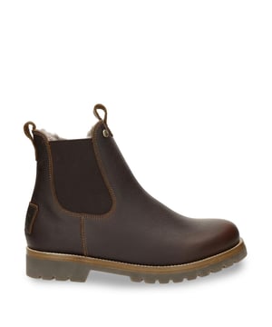 Die Beny Igloo C2 Chelsea Boots von Panama Jack bieten zeitlosen Stil und wintertaugliche Performance. Aus wasserdichtem Nappaleder gefertigt und mit echtem Naturfell gefüttert, sorgen sie für Wärme, Haltbarkeit und Komfort. Eine robuste Gummisohle sorgt für Stabilität und macht sie ideal für Abenteuer bei kaltem Wetter. Wichtige Eigenschaften: Obermaterial aus hochwertigem, wasserdichtem, gefettetem Nappaleder Klassisches Chelsea-Boot-Design Futter aus echtem Naturfell für Wärme Herausnehmbare, gepolsterte Innensohle aus Polyurethan Strapazierfähige Laufsohle aus Naturkautschuk mit starkem Halt 4 cm stützende Absatzhöhe 13 cm Schaft für Knöchelschutz Einfach anzuziehen mit seitlichen elastischen Einsätzen Wintertauglich und in Spanien gefertigt Nachhaltige Handwerkskunst mit hochwertigen Materialien