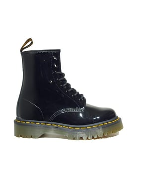 Nu in de sale: dit Dr. Martens item voor een zeer lage uitverkoopprijs in onze Dr. Martens outlet!
De 1460 Bex black-patent-lamper van Dr. Martens is een echte blikvanger. De 1460 Bex black-patent-lamper is uitgevoerd in de kleur Zwart (black patent lamper). Bekijk ook onze overige collectie van Dr. Martens onze webshop!