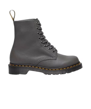 
De Dr. Martens 1460 Pascal Gunmetal Virginia Dames Boots zijn een verfijnde en stijlvolle variant van de klassieke 1460 laars. Het bovenwerk is gemaakt van het zachte Virginia leer in een opvallende gunmetal (metallisch grijze) kleur, wat zorgt voor een luxe en moderne uitstraling. De iconische gele stiksels en de robuuste AirWair-zool zorgen voor de kenmerkende Dr. Martens stijl, terwijl de stevige zool demping en grip biedt voor comfort tijdens langdurig dragen. De 1460 Pascal Gunmetal Virginia is perfect voor dames die een statement willen maken met een subtiele metallic afwerking, zonder in te boeten op comfort of functionaliteit.