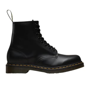 
De Dr. Martens 1460 Smooth Black Dames Boots zijn iconische laarzen die zowel stijl als duurzaamheid bieden. Het bovenwerk van glad zwart leer heeft een klassieke, tijdloze uitstraling die gemakkelijk te combineren is met verschillende outfits. De beroemde gele stiksels en de robuuste, antislip zool geven deze boots hun kenmerkende Dr. Martens look. Dankzij de AirWair-demping in de zool bieden ze comfort en ondersteuning, zelfs bij langdurig dragen. De Dr. Martens 1460 is perfect voor dames die op zoek zijn naar een stevige, modieuze laars die zowel praktisch als stijlvol is.