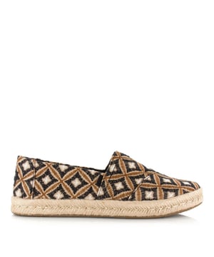 
<p>Stap moeiteloos de dag in met de TOMS Alpargata Rope 2.0 dames instappers. Deze schoenen, uitgevoerd in een chique combinatie van zwart en bruin, bieden niet alleen stijl, maar ook ultiem comfort.</p>
<p>Het textiel bovenwerk is voorzien van prachtige geweven geometrische details, waardoor deze instappers een trendy uitstraling hebben. De rubberen buitenzool zorgt voor een stevige grip op verschillende ondergronden, terwijl de natuurlijke middenzool met touwwikkel een eigentijdse touch geeft aan het design.</p>
<p>Binnenin zijn de instappers uitgerust met een uitneembare OrthoLite® Eco LT-Hybrid™ binnenzool, die niet alleen voor extra comfort zorgt, maar ook voor een ademend gevoel tijdens het dragen. Het canvas voetbed draagt bij aan het ademend vermogen en de algehele luxe uitstraling van de schoenen.</p>
<p>Bovendien zijn deze instappers veganistisch, waardoor ze niet alleen stijlvol zijn, maar ook vriendelijk voor het milieu. Met de TOMS Alpargata Rope 2.0 stap je in stijl en co