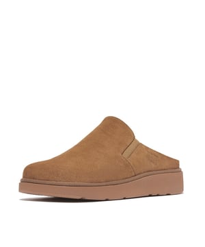 
Onze nieuwe generatie gemakkelijke slip-ons - hier geïnspireerd op een historisch ontwerp (onze succesvolle Loaff-klomp) - combineren een moderne-casual stijl met onovertroffen comfort onder de voeten. Met een dikke zool en een slank suède bovenwerk met gesloten achterkant. Elastische inzetstukken zorgen voor een verstelbare pasvorm en bewegen met je voeten mee. Met zachte microvezel voeringen, welt detail en een subtiel logo in reliëf. Op een lichte, cleane versie van onze Microwobbleboard™ tussenzool. Briljante muiltjes voor binnen en buiten die zowel gezellig als hip kunnen zijn.