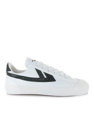 
<p>Deze sneaker van het merk Warrior Shanghai was al in de jaren 70 populair als basketbal sneaker. De dames en heren sneaker is er in veel kleurige uitvoeringen. De WB-01 WHITE BLACK heeft een rubberen toecap en op de tong staat de merknaam. De ultra lichte sneaker is never out of style en koop je al vanaf 64,95. Deze on- trend heren en dames sneaker vind je in onze winkels en bestel je ook snel op amigo.nl.</p>
<p><strong>Eigenschappen:</strong></p>
<ul classs="wmd-bullets">
<li><span>SKU:</span> 5110-01-11437</li>
<li><span>MPN:</span> WB-1 WHITE BLACK</li>
<li><span>Merk:</span> WARRIOR SHANGHAI</li>
<li><span>Hoofdkleur:</span> Wit</li>
<li><span>Materiaal:</span> Canvas</li>
<li><span>Binnenvoering:</span> Textiel</li>
<li><span>Breedte:</span> Normaal</li>
<li><span>Uitneembare zool:</span> Nee</li>
</ul>
<p>Amigo is officieel verkooppunt voor producten van <a href="https://www.amigo.nl/merken/warrior-shanghai/">WARRIOR SHANGHAI</a> en helpt je graag verder. Indien je je WB-1 be