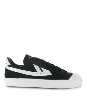 
<p>Deze sneaker van het merk Warrior Shanghai was al in de jaren 70 populair als basketbal sneaker. De dames en heren sneaker is er in veel kleurige uitvoeringen. De WB-01 BLACK WHITE heeft een rubberen toecap en op de tong staat de merknaam. De ultra lichte sneaker is never out of style en koop je al vanaf 64,95. Deze on- trend heren en dames sneaker vind je in onze winkels en bestel je ook snel op amigo.nl.</p>
<p><strong>Eigenschappen:</strong></p>
<ul classs="wmd-bullets">
<li><span>SKU:</span> 5110-02-11438</li>
<li><span>MPN:</span> WB-1 BLACK WHITE</li>
<li><span>Merk:</span> WARRIOR SHANGHAI</li>
<li><span>Hoofdkleur:</span> Zwart</li>
<li><span>Materiaal:</span> Canvas</li>
<li><span>Binnenvoering:</span> Textiel</li>
<li><span>Breedte:</span> Normaal</li>
<li><span>Uitneembare zool:</span> Nee</li>
</ul>
<p>Amigo is officieel verkooppunt voor producten van WARRIOR SHANGHAI en helpt je graag verder. Indien je je WARRIOR SHANGHAI WB-1 bestelt voor 16:00, dan wordt je bestelling