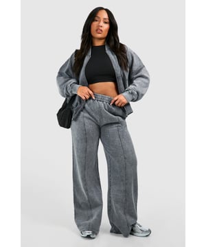 Bomber-style jacket with full-length zip closure
        Straight-leg trousers for a relaxed fit
        Coordinated two-piece set for effortless styling
        Soft jersey fabric for all-day comfort
        Versatile design suitable for various casual occasions
    
    Embrace laid-back chic with this Plus Bomber-Tracksuit, a must-have addition to your casual wardrobe. The bomber-style jacket features a full-length zip, allowing for easy layering over your favourite crop top or tee. Paired with straight-leg trousers, this set offers a relaxed silhouette that's both comfortable and on-trend. The soft jersey fabric ensures you'll feel at ease whether you're running errands or meeting friends for a coffee. Style this versatile set with trendy trainers and a crossbody bag for a cool, off-duty look. For a more put-together appearance, swap the trainers for ankle boots and add some statement jewellery. This tracksuit is perfect for casual outings, lazy weekends, or even as a stylish travel outfit. Its adaptable nature makes it an ideal choice for those seeking fashion-forward comfort in their everyday wear.