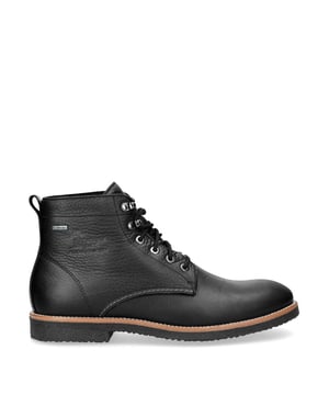 Die Stiefel von Panama Jack Glasgow GTX C3 vereinen robuste Funktionalität mit elegantem Stil. Diese Stiefeletten aus wasserdichtem, gefettetem Nappaleder verfügen über ein warmes Stofffutter, gepolsterte Stütze und eine strapazierfähige TPU-Sohle, wodurch sie sich perfekt für Winterkomfort und Abenteuer in der Stadt eignen. Hauptmerkmale: Obermaterial aus wasserdichtem, gefettetem Nappaleder Klassisches schwarzes Stiefelettendesign Atmungsaktives Stofffutter für zusätzlichen Komfort Gepolsterte, herausnehmbare Innensohle aus Polyurethan Strapazierfähige TPU-Laufsohle für Traktion und Flexibilität 3 cm stützende Absatzhöhe 13 cm Schaft zum Schutz des Knöchels Schnürverschluss mit robusten Messingösen Polyesterschnürsenkel in passendem Schwarz (125 cm) Nachhaltige Handwerkskunst in Spanien