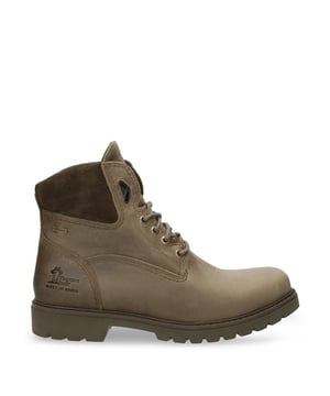 Erleben Sie robusten Komfort mit den Lederstiefeletten Amur GTX C32 von Panama Jack. Diese wasserdichten Stiefel sind auf Langlebigkeit und alltägliche Abenteuer ausgelegt und kombinieren hochwertiges Nappaleder, stützende Polsterung und eine robuste Gummisohle für zuverlässigen Halt und lange Lebensdauer. Hauptmerkmale: Obermaterial aus echtem, wasserdichtem, gefettetem Nappaleder Khakibraunes Finish mit Kragendetail aus Wildleder Atmungsaktives Stofffutter für mehr Komfort Gepolsterte Polyurethan-Einlegesohle (herausnehmbar) Laufsohle aus Naturkautschuk mit starker Traktion 4,5 cm stützende Absatzhöhe 14 cm Schaft zum Schutz des Knöchels Schnürverschluss mit robusten Messingösen Polyesterschnürsenkel in sattem Braunton Nachhaltig in Spanien gefertigt