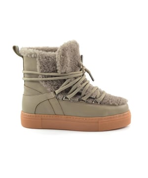 
De Mouton 0 van Est’Seven is een echte blikvanger. De Mouton 0 is uitgevoerd in de kleur gurly fur taupe. Bekijk ook onze overige collectie van Est’Seven op onze webshop!