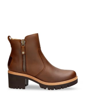 Werten Sie Ihre Wintergarderobe mit den Stiefeletten Pauline B9 mit Absatz von Panama Jack auf. Diese wasserdichten Stiefel aus hochwertigem Leder mit Plüschfutter verfügen über einen praktischen Reißverschluss und einen stilvollen 7,5 cm hohen Absatz. Perfekt für lässige und elegante Winterlooks, bieten sie Komfort, Wärme und Eleganz. Hauptmerkmale: Obermaterial aus hochwertigem Leder Plüschfutter für zusätzliche Wärme und Komfort Wasserdichtes Nappaleder für Allwetterschutz Einfacher Reißverschluss für schnelles Anziehen Bequemer 7,5 cm Blockabsatz Strapazierfähige TPU-Sohle für Stabilität Leichte und dennoch robuste Konstruktion Schickes, knöchelhohes Stiefeldesign, geeignet für den Winter