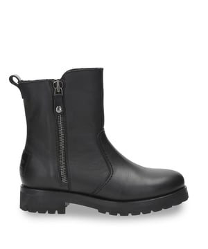 Starten Sie mit den Stiefeletten Fabi Igloo B1 von Panama Jack in den Winter – eine Kombination aus Wärme, Stil und Strapazierfähigkeit. Diese wasserdichten Stiefel aus hochwertigem Leder mit natürlichem Fellfutter bieten Komfort, Isolierung und mühelose Eleganz. Perfekt für verschneite Tage oder den Winteralltag – sie bieten dauerhafte Leistung mit schickem Look. Hauptmerkmale: Obermaterial aus hochwertigem Leder Natürliches Fellfutter für zusätzliche Wärme Wasserdichtes Design für jedes Wetter Bequemer 4-cm-Absatz für den täglichen Gebrauch Praktischer Reißverschluss Strapazierfähige Laufsohle aus Naturkautschuk Leichte und dennoch robuste Konstruktion Ideal für Winter- und Outdoor-Aktivitäten