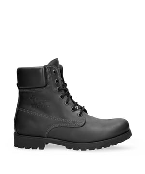 Die Panama Jack Panama 03 C3 Stiefel bieten robuste Stärke und klassischen Stil. Hergestellt aus wasserdichtem, schwarzem Nappaleder mit Lederfutter, bieten sie Allwetterschutz, gepolsterten Komfort und eine strapazierfähige Gummisohle, wodurch sie perfekt für Outdoor-Abenteuer und den Stadtalltag sind. Hauptmerkmale: Obermaterial aus wasserdichtem, gefettetem Nappaleder in Schwarz Glattes Lederfutter für erstklassigen Komfort Gepolsterte, herausnehmbare Polyurethan-Einlegesohle Starke Laufsohle aus Naturkautschuk für Halt und Haltbarkeit 4 cm stützende Absatzhöhe 16 cm Schaft für Knöchelunterstützung Schnürverschluss mit robusten Messingösen Schwarze Baumwollschnürsenkel (135 cm) Wasserdichte Konstruktion für den Winter Handgefertigt in Spanien aus nachhaltigen Materialien