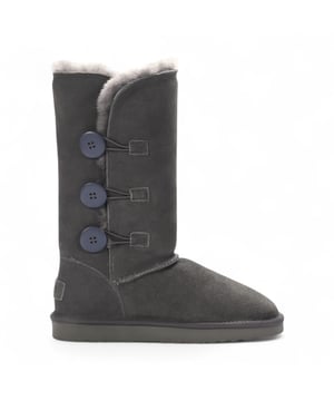 Produktbeschreibung: Gehen Sie diesen Winter mit Stil und Komfort aus mit diesen luxuriösen Damenstiefeln aus Schaffell und Wildleder. Sie sind aus echtem Schaffell mit einer Außenseite aus weichem Wildleder gefertigt und verfügen über ein plüschiges doppelseitiges Futter, das natürliche Isolierung und behagliche Wärme bietet. Das Schlupfstiefel-Design mit schickem Knopfdetail kombiniert Eleganz mit Komfort. Diese Stiefel mit ihrer langlebigen, rutschfesten Sohle eignen sich perfekt für drinnen und draußen. Ob Sie sich für zwanglose Ausflüge schick machen oder es sich zu Hause gemütlich machen, diese Stiefel bieten Luxus, Funktionalität und einen wintertauglichen Stil. Wichtige Eigenschaften • Außenseite aus echtem Schaffell und Wildleder – weich, atmungsaktiv und natürlich warm. • Doppelseitiges Plüschfutter – bietet extra gemütlichen, flauschigen Komfort für kalte Tage. • Schlupfstiefel-Stil mit Knopf – stilvoll, einfach zu tragen und vielseitig. • Outdoor-taugliche, rutschfeste Sohle – langlebig und sicher für Innen- und Außenbereiche. • Warmer Winterkomfort – hält die Füße in den kalten Monaten kuschelig warm • Leicht und strapazierfähig – Für langes Tragen ohne Kompromisse beim Komfort. • Stilvolles Design – Elegante Silhouette, passend zu legeren oder eleganten Winteroutfits. Perfekt für • Faulenzen zu Hause oder Rausgehen im Winter • Lässige Ausflüge, Shopping oder Winterspaziergänge • Durchdachte Geschenke für Geburtstage, Feiertage oder besondere Anlässe Warum Schaffell? Schaffell reguliert auf natürliche Weise die Temperatur, leitet Feuchtigkeit ab und bietet eine weiche Polsterung, die Ihre Füße den ganzen Winter lang warm, trocken und verwöhnt hält.