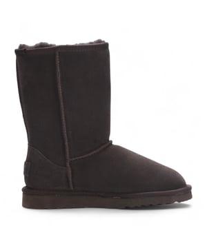 Bleiben Sie diesen Winter gemütlich, stilvoll und warm mit diesen Slip-On-Stiefeletten für Damen aus echtem Schaffell und Wildleder. Sie sind aus echtem Schaffell mit einer Außenseite aus weichem Wildleder gefertigt und verfügen über ein doppelseitiges Plüschfutter, das natürliche Isolierung und luxuriösen Komfort bietet. Das Slip-On-Design ermöglicht ein einfaches Anziehen, während die schicke Silhouette jedem Outfit eine stilvolle Note verleiht. Mit einer langlebigen, rutschfesten Sohle sind diese Stiefel perfekt für den Außenbereich geeignet und halten Ihre Füße auf einer Vielzahl von Oberflächen sicher, warm und bequem. Diese Stiefel sind ideal für Winterspaziergänge, Freizeitausflüge oder den Alltag und vereinen Stil, Funktionalität und gemütlichen Komfort. Wichtige Eigenschaften • Außenseite aus echtem Schaffell und Wildleder – weich, atmungsaktiv und natürlich warm. • Doppelseitiges Plüschfutter – bietet extra gemütlichen, flauschigen Komfort für kalte Tage. • Slip-On-Stiefeletten-Design – stilvoll und einfach an- und auszuziehen. • Rutschfeste Outdoor-Sohle – bietet Stabilität und Sicherheit auf verschiedenen Oberflächen im Freien. • Warmer Winterkomfort – hält die Füße in den kälteren Monaten kuschelig warm • Leicht und strapazierfähig – Für langes Tragen ohne Kompromisse beim Komfort. • Stilvolles Design – Elegant und vielseitig für legere oder elegante Winterlooks. • Echtes Schaffell – Reguliert auf natürliche Weise die Temperatur und leitet Feuchtigkeit ab. Perfekt für • Spaziergänge im Freien im Winter • Lässige Ausflüge oder Einkaufstouren • Durchdachte Geschenke für Geburtstage, Feiertage oder besondere Anlässe Warum Schaffell? Echtes Schaffell reguliert auf natürliche Weise die Temperatur, leitet Feuchtigkeit ab und bietet eine weiche Polsterung, die Ihre Füße den ganzen Winter über warm, trocken und bequem hält.