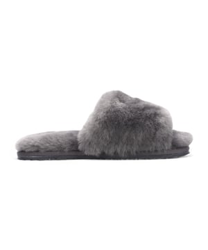 Genießen Sie ultimativen Komfort mit diesen Damen-Hausschuhen aus Schaffell. Sie halten Ihre Füße den ganzen Winter lang warm und kuschelig. Diese Slipper aus echtem Schaffell haben ein Plüschfutter, das für luxuriöse Weichheit und natürliche Isolierung sorgt. Dank der leichten, rutschfesten Sohle sind sie perfekt für das Tragen im Haus, während das klassische Slipper-Design für Leichtigkeit und Komfort sorgt. Ob Sie zu Hause entspannen oder nach einem aufmerksamen Geschenk suchen, diese Hausschuhe vereinen Wärme, Stil und Komfort für jeden Tag. • Obermaterial und Futter aus echtem Schaffell – Natürliche Wärme, Weichheit und Atmungsaktivität. • Slip-On-Design – Einfaches An- und Ausziehen. • Plüschfutter – Sorgt für kuscheligen Komfort und ein luxuriöses Gefühl. • Warme Winterkleidung – Perfekt, um die Füße in den kälteren Monaten warm zu halten. • Rutschfeste Sohle – Sorgt für Stabilität und sicheres Tragen auf verschiedenen Innenflächen. • Stylische Farbe – Eine feminine und trendige Note für klassischen Komfort. • Leicht und strapazierfähig – Für den täglichen Gebrauch gemacht und dabei weich an den Füßen. Perfekt für • den täglichen Gebrauch zu Hause • zum Faulenzen und Entspannen • ein aufmerksames Geschenk für Geburtstage, Weihnachten oder die Winterferien Warum Schaffell? Im Gegensatz zu synthetischen Materialien bietet Schaffell eine natürliche Temperaturregulierung, Feuchtigkeitskontrolle und weiche Polsterung – so bleiben Ihre Füße den ganzen Winter über warm, trocken und verwöhnt.