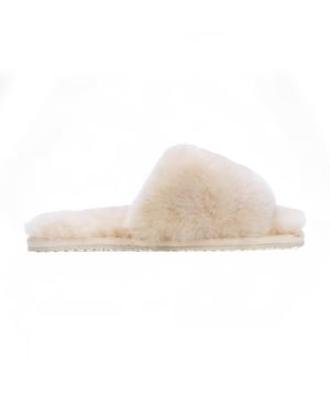 Genießen Sie ultimativen Komfort mit diesen Damen-Hausschuhen aus Schaffell. Sie halten Ihre Füße den ganzen Winter lang warm und kuschelig. Diese Slipper aus echtem Schaffell haben ein Plüschfutter, das für luxuriöse Weichheit und natürliche Isolierung sorgt. Dank der leichten, rutschfesten Sohle sind sie perfekt für das Tragen im Haus, während das klassische Slipper-Design für Leichtigkeit und Komfort sorgt. Ob Sie zu Hause entspannen oder nach einem aufmerksamen Geschenk suchen, diese Hausschuhe vereinen Wärme, Stil und Komfort für jeden Tag. • Obermaterial und Futter aus echtem Schaffell – Natürliche Wärme, Weichheit und Atmungsaktivität. • Slip-On-Design – Einfaches An- und Ausziehen. • Plüschfutter – Sorgt für kuscheligen Komfort und ein luxuriöses Gefühl. • Warme Winterkleidung – Perfekt, um die Füße in den kälteren Monaten warm zu halten. • Rutschfeste Sohle – Sorgt für Stabilität und sicheres Tragen auf verschiedenen Innenflächen. • Stylische Farbe – Eine feminine und trendige Note für klassischen Komfort. • Leicht und strapazierfähig – Für den täglichen Gebrauch gemacht und dabei weich an den Füßen. Perfekt für • den täglichen Gebrauch zu Hause • zum Faulenzen und Entspannen • ein aufmerksames Geschenk für Geburtstage, Weihnachten oder die Winterferien Warum Schaffell? Im Gegensatz zu synthetischen Materialien bietet Schaffell eine natürliche Temperaturregulierung, Feuchtigkeitskontrolle und weiche Polsterung – so bleiben Ihre Füße den ganzen Winter über warm, trocken und verwöhnt.