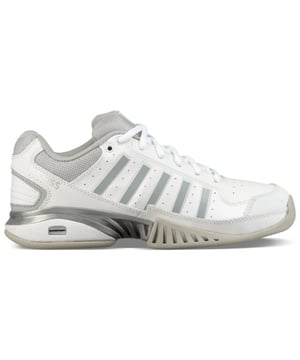 
K-Swiss Receiver lV Indoor tennisschoenen 

 Deze tennisschoenen zijn licht van gewicht en hebben een tijdloos en klassiek ontwerp. Een hoog draagcomfort zorgt ervoor dat jij volledig kunt focussen op je tennisspel. Het bovenwerk van de tennisschoenen is gemaakt van een mix van natuurlijk en synthetisch leer. Hierdoor geniet je van duurzaamheid en optimaal comfort. De tong van mesh materiaal met ventilatiegaatjes zorgt ervoor dat de schoenen een hoog ademend vermogen hebben. Dankzij het non-marking profiel van de zool zijn deze tennisschoenen geschikt voor spelen op tapijt of andere indoorbanen.