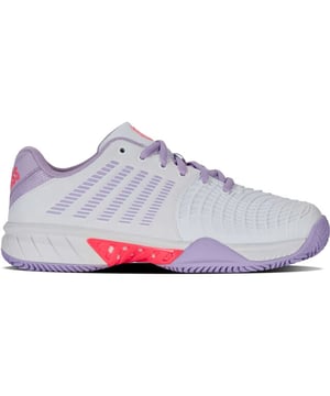 
Ben je op zoek naar een comfortabele en stabiele tennisschoen voor op gravelbanen? De K-SWISS Express Light 3 Clay is speciaal ontworpen voor dames die het beste uit hun spel willen halen. Met zijn wit-roze kleurstelling is deze schoen niet alleen functioneel, maar ook stijlvol. De voordelen van de K-SWISS Express Light 3 Clay zijn eindeloos. Dankzij de duurzame clay zool heb je optimale grip op gravelbanen, waardoor je met vertrouwen en controle kunt bewegen. De lichtgewicht constructie zorgt ervoor dat je snel en wendbaar bent op de baan, terwijl de goede demping je beschermt tegen blessures en vermoeidheid. Of je nu aan het tennissen bent voor de lol of voor de competitie, met deze schoen ben je altijd klaar voor actie. De belangrijkste kenmerken van de K-SWISS Express Light 3 Clay zijn onder andere het ademende bovenwerk dat zorgt voor ventilatie en comfort tijdens langdurige sessies op de baan. Het OrthoLite voetbed biedt extra demping en ondersteuning, terwijl de DuraWrap