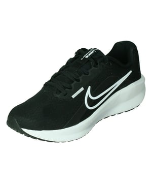 
De Nike Downshifter 13 is een hardloopschoen voor dames. Of je nu net aan je hardloopavontuur begint of een expert bent die graag zijn of haar tempo wil verbeteren, de Downshifter 13 is er klaar voor. Met een vernieuwd bovenwerk en demping en stevigheid helpt hij je die extra versnelling te vinden of die eerste stap te zetten om je doelen na te jagen.<p></p><div><b>Gemaakt met Nike Grind </b><br>De buitenzool bestaat voor minstens 15% uit Nike Grind, een materiaal dat is gemaakt van afval uit het productieproces van schoenen.ï»¿ <br> <br><b>Ventilerende mesh </b><br>Zachte en comfortabele mesh biedt een hoog ademend vermogen. <br> <br><b>Ondersteunend en stevig </b><br>De vernieuwde interne band biedt omsluiting rond de middenvoet voor ondersteuning en een stevig gevoel.</div><br><p></p>