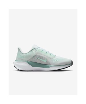 
Introductie: Ontdek de revolutionaire performance en stijl van de NIKE Pegasus 41 Women's Road Running schoenen. Deze parelwitte hardloopschoenen zijn speciaal ontworpen voor vrouwen en brengen fashion en functionaliteit samen in een opvallend design. Als je een neutraal hardloper bent die op zoek is naar comfort, ondersteuning en stijl, dan is de NIKE Pegasus 41 jouw perfecte match. Voordelen: De NIKE Pegasus 41 hardloopschoenen voor vrouwen zijn niet alleen mooi om naar te kijken, maar bieden ook een reeks voordelen die je hardloopervaring verbeteren. Deze schoenen minimaliseren de belasting op je voeten en gewrichten tijdens het lopen door hun geavanceerde demping. Ze bieden ondersteuning en flexibiliteit, waardoor je de langste afstanden met gemak aflegt. Daarnaast zijn ze lichtgewicht en zorgen voor een uitstekende luchtstroom, waardoor je voeten koel en droog blijven tijdens je hele run. Belangrijkste Kenmerken: De NIKE Pegasus 41 blinkt uit door zijn innovatieve functies. Het