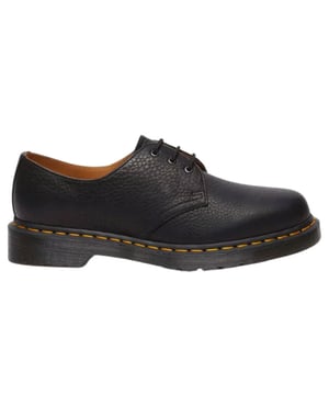 
De Dr. Martens 1461 Ambassador Zwart Schoenen zijn een verfijnde en luxe versie van de iconische 1461 Oxford schoen. Het bovenwerk van premium zwart "Ambassador" leer heeft een rijke, gepolijste uitstraling die perfect past bij zowel casual als meer geklede outfits. De robuuste AirWair-zool biedt uitstekende demping en grip, waardoor deze schoenen zowel stijlvol als comfortabel zijn voor dagelijks gebruik. De 1461 Ambassador Zwart heeft de klassieke Dr. Martens look met een extra vleugje luxe, ideaal voor wie een veelzijdige, modieuze en duurzame schoen zoekt.