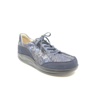 
De Otaru 02913902347 van Finn Comfort is een echte blikvanger. De Otaru 02913902347 is uitgevoerd in de kleur Blauw (902347). Bekijk ook onze overige collectie van Finn Comfort onze webshop!