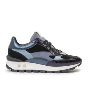 

     Artikel SFW-10098-41-01-Blokki 04.01 in kleur DarkBlue is een prachtige blauwe veterschoen, voor dames, van het merk Floris van Bommel. De zool is van rubber. De voering is leer. De voetwijdte is G. Deze veterschoen is voorzien van een uitneembaar voetbed
    
    