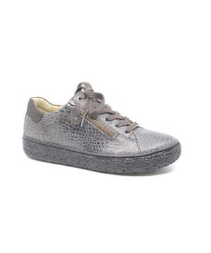 
Hartjes in onze webshop. Schoenen van het Oostenrijkse topmerk Hartjes. Dit model heeft een rits- en een vetersluiting. Doordat het voetbed uitneembaar is, kunnen ook eigen inlegzolen gedragen worden. Deze bredere, wijdte H, schoenen van Hartjes, artikelnummer 162.1401, bestel je gemakkelijk in onze webshop.