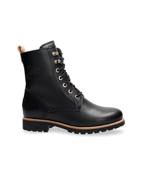 

     Artikel Fara Igloo Traveling B1 in kleur Napa Negro / Black is een prachtige zwarte veterschoen, voor dames, van het merk Panama Jack. De zool is van rubber. De voetwijdte is standaard.
    <BR>Ruwe wegen, lange stranden of een fanatieke wandeling; met Panama Jack sta je klaar voor elk nieuw avontuur! Het merk Panama Jack werd in 1989 in Spanje opgericht en heeft jarenlange ervaring waardoor er een hoge kwaliteit wordt geleverd door perfect vakmanschap. Vanaf het begin vindt het totale productieproces van Panama Jack in Spanje plaats. Panama Jack is een merk dat bekend staat om zijn back-to-basic modellen met een vintage look. Vanaf het ontwerp van de modellen tot de uiteindelijke verpakking, verzorgt Panama Jack ieder paar met liefde en besteden zij de grootste zorg aan de producten. Zodra je een paar Panama Jack schoenen aantrekt ervaar je het comfort, de natuurlijke uitstraling en de kwaliteit die de schoenen kenmerkt. Bij het maken van de Panama Jack collectie wordt er gedacht en gehandeld vanuit een respect voor de natuur. Het merk weerspiegeld dit principe niet alleen in de collectie maar ook nemen zij deze mee in hun maatschappelijke verantwoording. Bij de productie van de schoenen vindt Panama Jack het belangrijk dat ze het milieu beschermen, culturele ontwikkelingen ondersteunen en over de hele wereld goede doelen helpen. Ze werken bijvoorbeeld samen met stichtingen Ruta BBVA en stichting Vicente Ferrer.
    
    