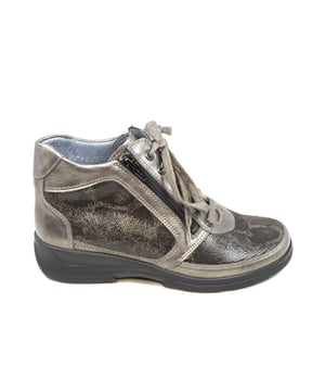 
Op zoek naar een schoen in de categorie Halfhoge veterschoenen? De 1-1410-1 Wijdte  K van Stuppy is een aanwinst voor elke schoenenkast. De schoenen van Stuppy zijn gemaakt van Leer en hebben een voering van Leer. De 1-1410-1 Wijdte  K is uitgevoerd in de kleur brons.