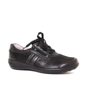 
Op zoek naar een schoen in de categorie Veterschoenen? De 002 wijdte G van Stuppy is een aanwinst voor elke schoenenkast. De schoenen van Stuppy zijn gemaakt van Leer combi en hebben een voering van Leer combi. De 002 wijdte G is uitgevoerd in de kleur zwart.