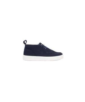 
JERRIK veterboots van BLACKSTONE. Deze suède schoenen met toffe accenten zijn perfect voor heren die op zoek zijn naar comfort en klasse. De warme wol aan de binnenkant houdt je voeten heerlijk warm tijdens de koudere dagen. Het bovenwerk bestaat uit suède en heeft een opstaande neusnaad, de gewaxte veters en een goudkleurig merkreliëf op de tong. De rubberen zool zorgt voor een goede grip.