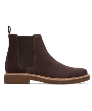 
Artikel CLARKDALE EASY 261735367  in de kleur dark brown suede shop je gemakkelijk en snel op onze webshop. Bekijk de gehele collectie van Clarks online