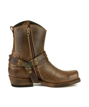
Mayura Boots 05 ARS Bruin/ Biker Western Heren Enkellaars Vierkante Neus Rits Sluiting  Verstelbaar Sierspoor<br><br>De Mayura 005 ARS  is een  basic all round laars met een extra verstelbaar sierspoor. Dit maakt deze laars net even anders dan de Mayura 005. Een goede laars voor op de motor of voor dagelijks gebruik. Biker, Cowboy enkellaarzen met een vierkante neus, beetje schuine hak en een leren zool. Het is raadzaam zijn voor de motorijder om onder de leren zool een rubber anti-slip zooltje te laten plakken bij de schoenmaker. Deze enkellaars is gemakkelijk en snel aan te trekken dankzij de duurzame YKK rits aan binnenkant. Vervaardigd met het GOODYEAR Welted System dat een uitstekend comfort en duurzaamheid van de laars garandeert. Trek je laars makkelijk uit met een laarzenknecht. Kijk bij onze accessoires voor onze verschillende soorten laarzenknechten.<br>
<br>
<strong>Hoe weet je welke maat laarzen je moet kiezen?</strong><br>
Meet je voetlengte op in centimeters, zoals op de afbeelding in de foto's. Voor maatadvies: <strong>kijk op de maattabel in de foto's</strong>
<p align="LEFT"><strong>Materiaal:</strong><br>
Mayura gebruikt voor de laarzen, net als voor de riemen, alleen de allerbeste leersoorten. Mayura laarzen worden grotendeels met de hand gemaakt door de Mayura Boots schoenmakers met het beroemde Goodyear Welted System, dat de duurzaamheid van de laars en een uitstekend comfort garandeert. Duidelijk zie je de invloed van de cowboy- en westernkleding terug in de fraaie details. Mayura laarzen zijn van een hoge kwaliteit en daar heb je dus lang plezier van.<br>
<br>
<strong>Kleur:</strong><br>
Het kenmerk van handwerk is dat er altijd kleine verschillen zijn. Er zijn geen twee laarzen of riemen precies hetzelfde. We verkopen leer en dat heeft de charme van kleine variaties, daaraan herken je de echtheid van leer. Exacte kleur weergave is mede afhankelijk van jouw persoonlijke scherminstellingen.<br>
<br>
<strong>Wat iedereen die Mayura laarzen draagt weet:</strong><br>
Mayura laarzen zijn in het begin wat stug, daarom moet je ze eerst voldoende inlopen.<br>
Als ze eenmaal soepel zijn, worden ze comfortabel om te dragen en zal je nog lang plezier hebben van je Mayura laarzen.<br>
<br>
<strong>Waarom zijn Mayura laarzen zo goed?</strong><br>
Elk paar Mayura laarzen ondergaat een productieproces van meer dan 250 stappen, uitgevoerd door meesterlijke schoenmakers. Ze snijden, vormen en stikken of perforeren het leer met het gewenste motief. De cowboy-geïnspireerde elementen die zo kenmerkend zijn voor het merk zijn overal terug te vinden.<br>
Zoals in al haar collecties gebruikt Mayura alleen het beste leer op de markt. Mayura laarzen (en riemen) worden bijna volledig met de hand gemaakt. Dit zorgt ervoor dat elk paar laarzen zijn eigen uitstraling en identiteit heeft. Een paar Mayura laarzen is een waar kunstwerk.<br>
<br>
<strong>Mayura laarzen zijn Goodyear welted:</strong><br>
Deze constructie bestaat uit een rand ('welt') die aan de binnen- en buitenzool en het bovenmateriaal is bevestigd door middel van een Goodyear Stitch en een Lock Stitched Seam. Bovendien zit er tussen de binnenzool en de zool een laag kurk die isoleert en zich vormt naar de voet van de drager, voor meer comfort.<br>
<br>
<strong>Onderhoud: </strong>Onderhouden met schoen crème.<br>
<br>
<strong>Hak Hoogte: </strong>4 cm<br>
<strong>Schacht Hoogte: </strong>21 cm<br>
<br>
<br>
<img alt="" src="https://www.mooileer.nl/Files/2/30000/30789/FileBrowser/plaatjes/mayura-logo.png">.</p>