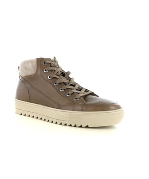 
<h2><strong>PS Poelman Mike Sneaker: Stijlvolle Herenschoen in de Uitverkoop</strong></h2><p>De PS Poelman Mike sneaker is een prachtige halfhoge herenschoen gemaakt van hoogwaardig leer, speciaal ontworpen voor mannen die comfort en stijl waarderen. Met een warme voering en verkrijgbaar in de kleur Gravel/grijs, biedt deze veterschoen niet alleen een modieuze uitstraling, maar ook uitstekend draagcomfort.</p><h3><strong>Ontwerp en Materialen</strong></h3><p>Deze hoge sneaker is uitgevoerd met een traditionele vetersluiting, waardoor je de pasvorm naar wens kunt aanpassen. Het gebruik van echt leer garandeert niet alleen duurzaamheid, maar ook een luxe uitstraling die perfect past bij zowel casual als meer formele outfits.</p><h3><strong>Comfort en Functionaliteit</strong></h3><p>Hoewel het voetbed niet uitneembaar is, biedt de PS Poelman Mike sneaker een uitstekende ondersteuning voor dagelijks gebruik. De warme voering zorgt ervoor dat je voeten goed geïsoleerd blijven, wat vooral in koudere seizoenen een groot voordeel is.</p><h3><strong>Voordelen van PS Poelman Mike bij Hafkamp Modeschoenen</strong></h3><h4><strong>2. Welk materiaal is gebruikt voor de PS Poelman Mike sneaker?</strong></h4><p>De PS Poelman Mike sneaker is gemaakt van echt leer, wat zorgt voor duurzaamheid en een luxe uitstraling.</p><h4><strong>3. Welke kleur heeft de PS Poelman Mike sneaker?</strong></h4><p>De sneaker is verkrijgbaar in de kleur Gravel/grijs, een veelzijdige kleur die gemakkelijk te combineren is met verschillende kledingstijlen.</p>