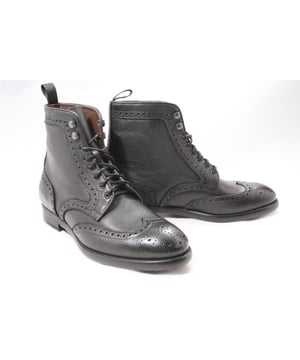 Nu beschikbaar in onze Barnello outlet; deze topper van Barnello! Dit merk en nog vele andere topmerken altijd in de sale in onze Herenschoenen sale outlet.
Merk: Barnello, Model: Boots gekleed, Materiaal: Leer, Kleur: Zwart, Uitneembaar voetbed: Ja