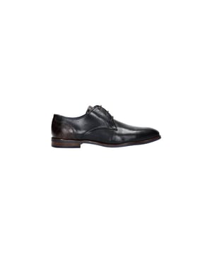 
Deze zwarte nette herenschoen van Berkelmans biedt een combinatie van verfijning en comfort die elke gelegenheid compleet maakt. Vervaardigd van leer, straalt deze schoen kwaliteit uit. Het bruine leren accent op de tong en de hak voegt subtiele elegantie toe. De bruine zool is verfraaid met een blauw accent aan de onderrand, wat voor een uniek detail zorgt. Met een leren voering biedt deze schoen een gevoel van luxe en gemak. Het comfortabele voetbed maakt elke stap een genot. Bovendien is het voetbed uitneembaar, waardoor deze schoen perfect geschikt is voor steunzolen.