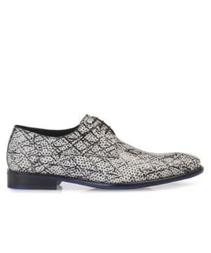 
Deze opvallende leren veterschoen van Floris van Bommel is uitgevoerd in een fantastische nieuwe print. Al met al een bijzonder model in de veterschoenencollectie. Deze veterschoenen van Floris van Bommel, artikelnummer 18159, bestel je gemakkelijk in onze webshop.