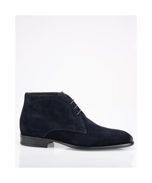
- Over het merk: De originele naam van het schoenenmerk is ‘Giorgio 1958’. Het begon voor het merk allemaal in dat jaar, in een kleine fabriek in Italië. Toch bleken de klassieke handgemaakte schoenen vooral populair in Nederland en België. Hoewel het merk al tientallen jaren bestaat, blijft Giorgio focussen op kwaliteit, comfort en innovatie. Tegenwoordig bestaat het assortiment van Giorgio uit chique geklede schoenen, stoere boots, sneakers, luxe casual schoenen, loafers en stijlvolle riemen. En alles is gemaakt van hoge kwaliteit runderleer, rubberen of leren zolen en stevig gestikte midden- en buitenzolen. Welke stijl je ook kiest: met Giorgio herenschoenen en riemen ben je altijd verzekerd van kwalitatief hoogwaardige items.
