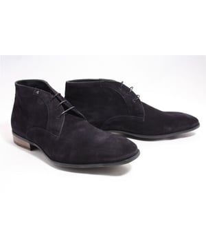 Soms is het tijd om jezelf even te verwennen. Met deze topper van Van Bommel lukt dat zeker. Tijdloos en elegant en een hotitem uit de nieuwste collectie van Van Bommel.
Merk: Van Bommel, Model: Boots gekleed, Materiaal: Suede, Kleur: Blauw