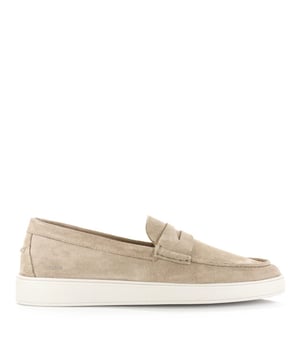 
<p>Ontdek de Blackstone DG370 heren loafers. Deze beige instappers zijn een perfecte aanvulling op je casual outfits. Het bovenwerk van hoogwaardig suède geeft deze schoenen een luxe uitstraling, terwijl de klassieke rubberen cupzool van Blackstone zorgt voor duurzaamheid en grip.</p>
<p>Met een leren band en een leren voering bieden de Blackstone sneakers niet alleen een modieuze look, maar ook hoogwaardig comfort. Het uitneembare voetbed zorgt voor extra gemak en maakt deze sneakers geschikt voor lange dagen onderweg.</p>
<p>Of je nu gaat voor een ontspannen dagje uit of een casual werkdag, de Blackstone DG370 sneakers bieden de perfecte combinatie van stijl en comfort. Met deze veelzijdige schoenen ben je altijd klaar voor elke gelegenheid.</p>
<p><strong>Eigenschappen:</strong></p>
<ul classs="wmd-bullets">
<li><span>SKU:</span> 2150-05-14740</li>
<li><span>MPN:</span> DG370</li>
<li><span>Merk:</span> BLACKSTONE</li>
<li><span>Hoofdkleur:</span> Beige</li>
<li><span>Materiaal:</sp