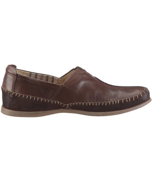 
Casual, zomerse herenloafers in trendy espadrille-look. Opvallende naden geven de schoen een handgemaakte look in een warme mokka-tint. De verfijnde materiaalmix van zacht velours en glad leer zet nieuwe accenten. Een kleine stretch-inzet op het voorblad zorgt voor een uitstekende pasvorm. De TR-zool is licht en flexibel.