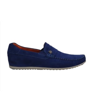 

     Artikel 321-AK462 in kleur 1400-4000-Blue is een prachtige blauwe instapper, voor heren, van het merk Bugatti. De zool is van rubber. De voering is textiel. De voetwijdte is standaard.
    <BR>De schoenen van het merk Bugatti krijgen veel aandacht als het gaat om comfort. En dat niet alleen, Bugatti staat ook voor perfecte pasvorm, kwalitatief goede materialen, de meest actuele kleuren en gedegen vakmanschap. Bovendien streeft Bugatti steeds naar een optimale prijs/kwaliteitsverhouding. Het gaat dan om de traditionele constructiemethoden die worden toegepast, maar ook om het leer dat voor Bugatti schoenen veelal uit Italie wordt betrokken.
De laatste mode wordt scherp in de gaten gehouden waardoor je in Bugatti schoenen veel Italiaanse invloeden zult aantreffen. Bugatti heeft een mooie collectie geklede herenschoenen en daarnaast brengen ze leuke en stoere boots en schoenen die tot in de details zijn afgewerkt.
    
    