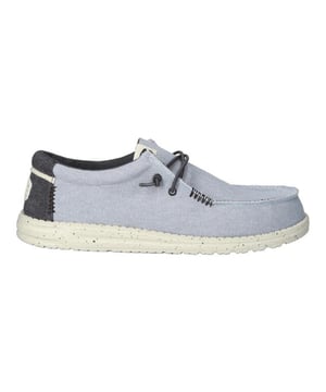 
Stap in stijl en comfort met de Hey Dude Wally Coastline Jute HD40952-1KA sneakers! Deze lichtgewicht mocassins bieden een relaxte uitstraling en ultiem draagcomfort, perfect voor elke dag. Gemaakt van gerecycled textiel en katoen, zijn ze niet alleen trendy maar ook milieuvriendelijk. Met elastische veters voor moeiteloos aan- en uittrekken, en een verwisselbaar traagschuim voetbed voor optimale demping. Of je nu op reis gaat of gewoon een casual dagje uit plant, deze sneakers zijn jouw ideale metgezel. Ontdek het perfecte sneaker-alternatief met Hey Dude!*Maatadvies: zit je tussen 2 maten in, dan adviseren we om de grootste maat te kiezen voor de beste fit