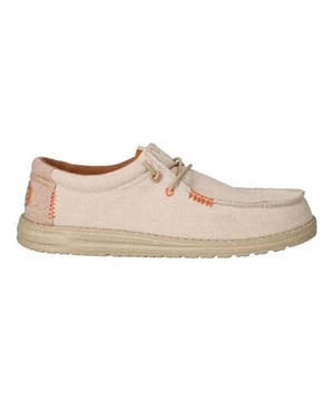 
Stap in stijl en comfort met de Hey Dude Wally Coastline Jute HD40952-040 sneakers! Deze lichtgewicht mocassins bieden een relaxte uitstraling en ultiem draagcomfort, perfect voor elke dag. Gemaakt van gerecycled textiel en katoen, zijn ze niet alleen trendy maar ook milieuvriendelijk. Met elastische veters voor moeiteloos aan- en uittrekken, en een verwisselbaar traagschuim voetbed voor optimale demping. Of je nu op reis gaat of gewoon een casual dagje uit plant, deze sneakers zijn jouw ideale metgezel. Ontdek het perfecte sneaker-alternatief met Hey Dude!